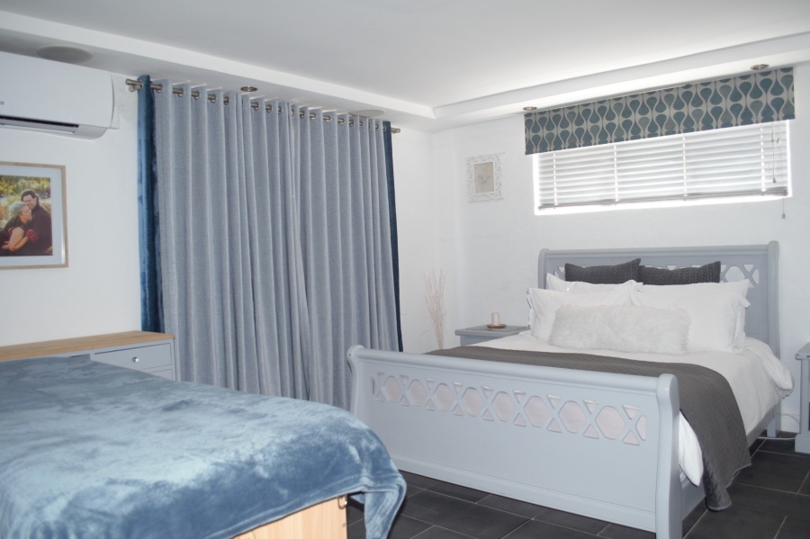 6 Bedroom Property for Sale in Perlemoenbaai Western Cape